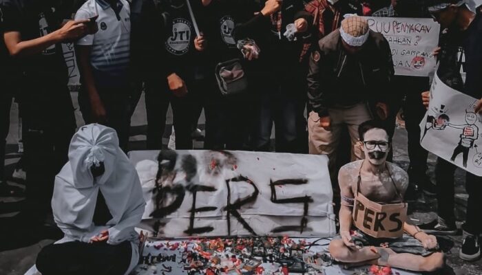 Puluhan Jurnalis Tasikmalaya Tabur Bunga di Taman Kota, Tanda Matinya Pilar Demokrasi