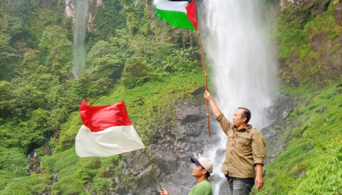 Dukung Kemerdekaan Palestina, Duta Wisata Jawa Barat 2023 Kibarkan Bendera Palestina di Bawah Curug Cileat
