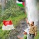 Dukug Kemerdekaan Palestina, Duta Wisata Jawa Barat 2023 Kibarkan Bendera Palestina di Bawah Curug Cileat