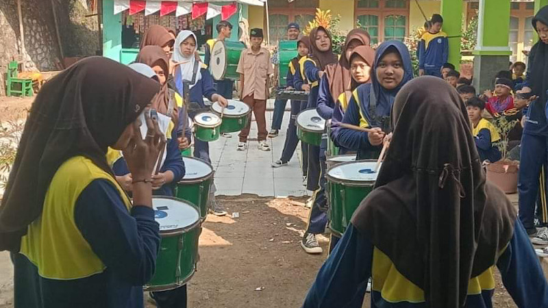 Sambut HUT RI Ke-79, Guru dan siswa MTs. Riyadlurrohmah Memeriahkan dengan Jalan Sehat dan Perlombaan Edukatif