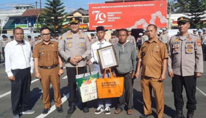 Reza, Siswa Pemanjat Tiang Bendera dapat Penghargaan dari Polres Tasikmalaya