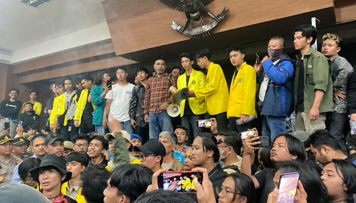 Demo Tolak Revisi UU Pilkada, Mahasiswa di Tasikmalaya Duduki Gedung DPRD