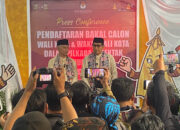 Daftar Pertama ke KPU, Yusro Kenakan Baju Buatan Lokal