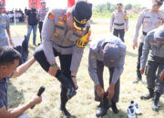 Puluhan Linmas dapat Sepatu dari Kapolres Tasikmalaya Saat Apel Linmas Jelang Pilkada