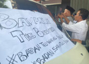 Ratusan Warga Gruduk Kantor Bawaslu Minta Hasil Pilkada Dibatalkan