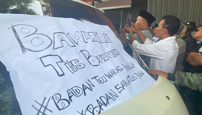 Ratusan Warga Gruduk Kantor Bawaslu Minta Hasil Pilkada Dibatalkan