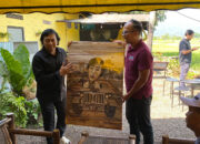 Berkunjung ke Tasikmalaya, Senator Komeng dapat Hadiah Lukisan Dirinya dari Viman