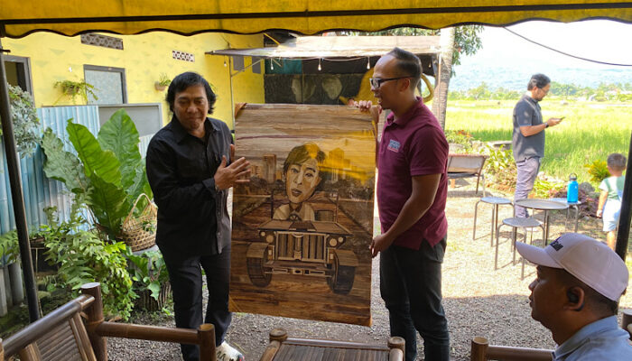 Berkunjung ke Tasikmalaya, Senator Komeng dapat Hadiah Lukisan Dirinya dari Viman