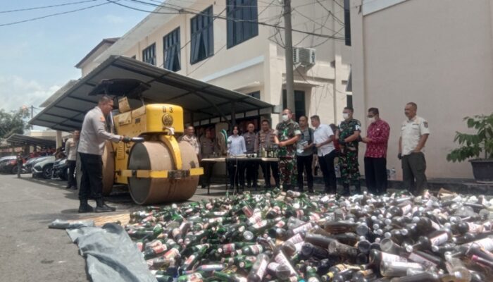 Jelang Nataru, Polres Tasikmalaya Musnahkan Puluhan Ribu Botol Miras dan Knalpot Brong