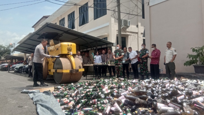 Jelang Nataru, Polisi Musnahkan Puluhan Ribu Botol Miras dan Knalpot Brong
