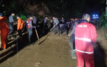 Longsoran Tanah Tutup Jalan Raya Salopa Cikatomas, Evakuasi Hingga Malam Hari