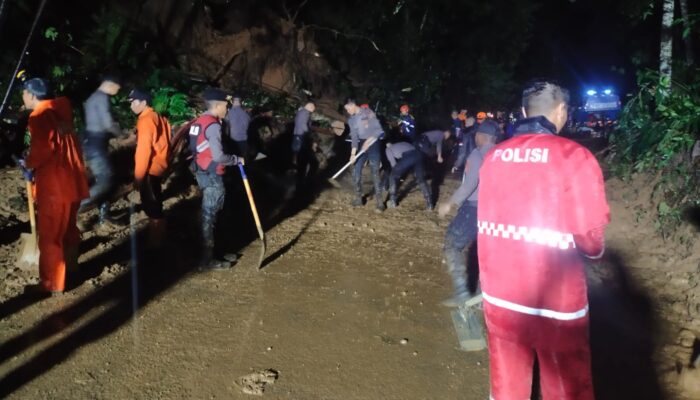 Longsoran Tanah Tutup Jalan Raya Salopa Cikatomas, Evakuasi Hingga Malam Hari