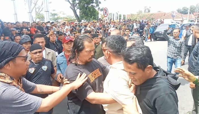 Aksi Demo Warnai Rapat Pleno Rekapitulasi Suara Hasil PSU