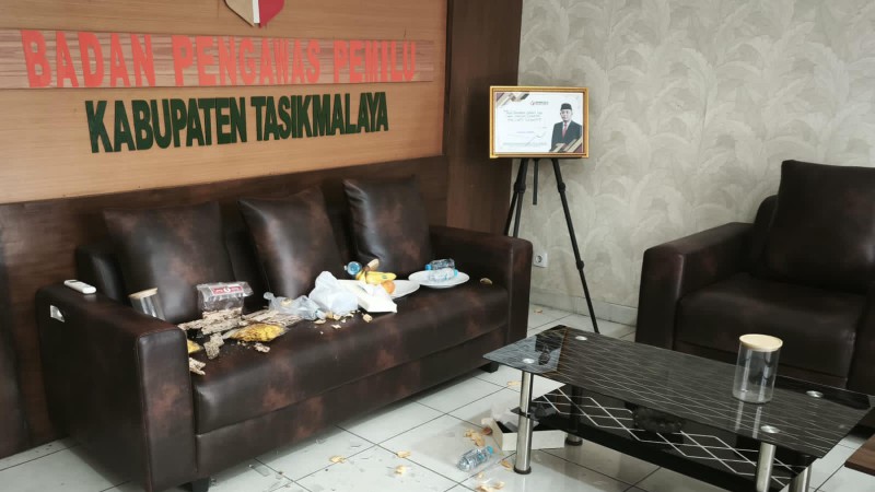 Jelang Pleno, Kantor Bawaslu Kabupaten Tasikmalaya Diacak-acak Orang Tak Dikenal