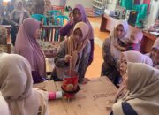 Mahasiswa KKN Unigal Ajak Masyarakat Muktisari Lestarikan Alam Lewat Ecoprint dan Lilin Jelantah