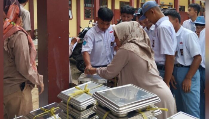 Nyaris keracunan !!! Diberikan Menu yang Bau Menyengat, Para Guru SMK Sigap Larang Makan MBG