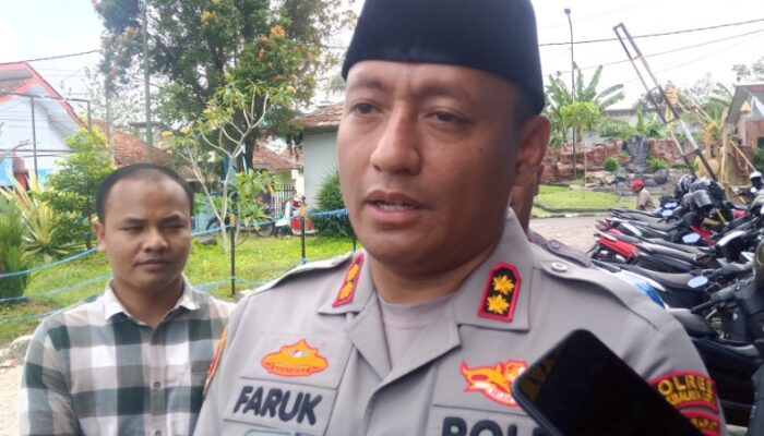 Kapolres Tasikmalaya Kota Berikan SIM Gratis Bagi Pengurus OSIS SMA N 10 Tasikmalaya