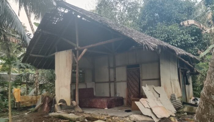 Rumah Diterjang Angin, Maksudin Bersama Istri dan Anak Terpaksa Tinggal di Dapur