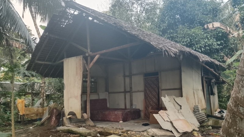 Rumah Diterjang Angin, Maksudin Bersama Istri dan Anak Terpaksa Tinggal di Dapur