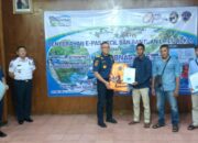 Dirjen Perhubungan Laut Berikan E Pas Kecil dan Life Jacket kepada Pemilik Perahu Wisata