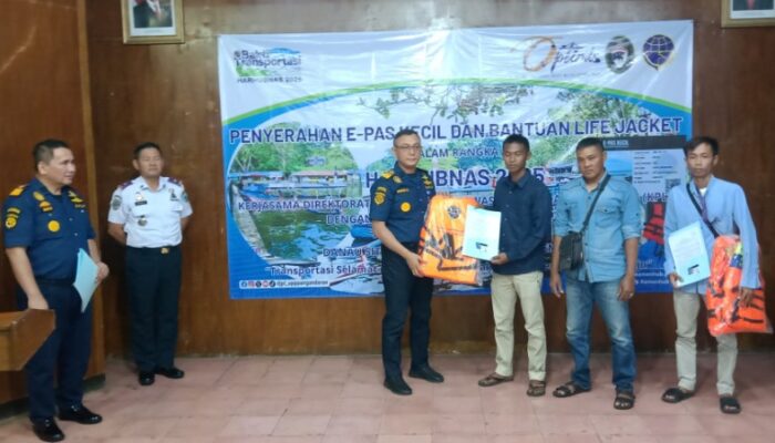 Dirjen Perhubungan Laut Berikan E Pas Kecil dan Life Jacket kepada Pemilik Perahu Wisata