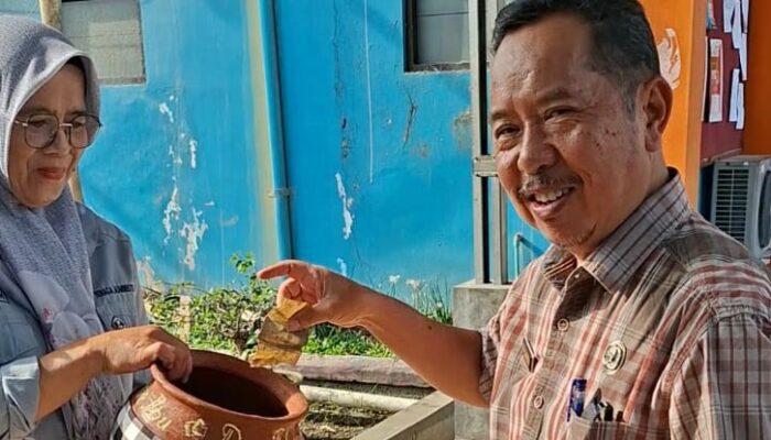 SMAN 1 Cigalontang Pelopori Program Nyaah Ka Indung