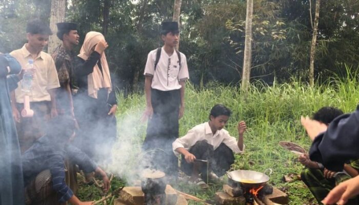 Peringati Hari Santri, Sejumlah Santri dan Siswa SMK Gelar “Demo” Liwet Bersama