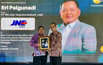 SVP Marketing Group Head JNE Raih Penghargaan Best CMO Award 2025 
