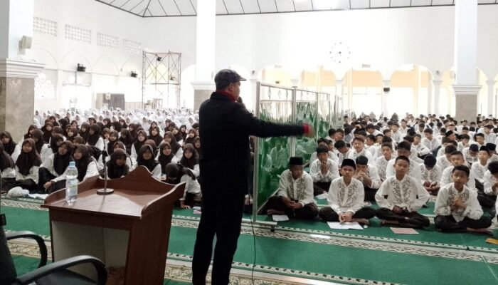 Ribuan Siswa SMPN 1 Singaparna Ikuti Peringatan Isra Mi’raj di Masjid Agung Singaparna